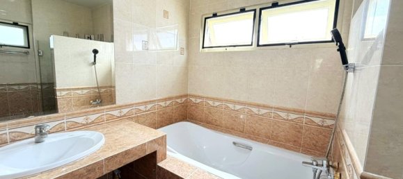 4 bedrooms House in Pattaya, Thailand No. 26716 3