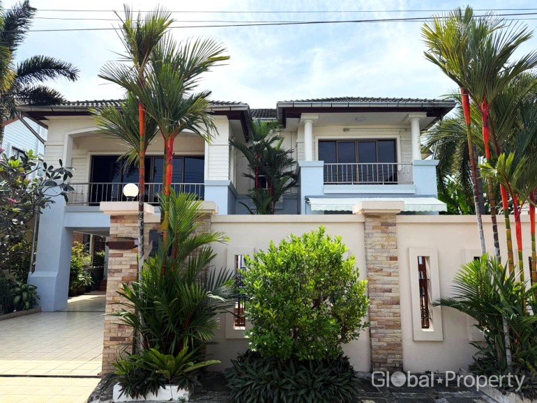 4 bedrooms House in Pattaya, Thailand No. 26716