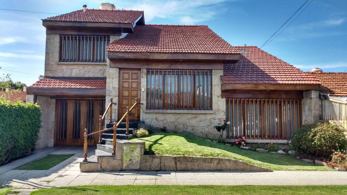 4 bedrooms House in Mar del Plata, Argentina No. 75795