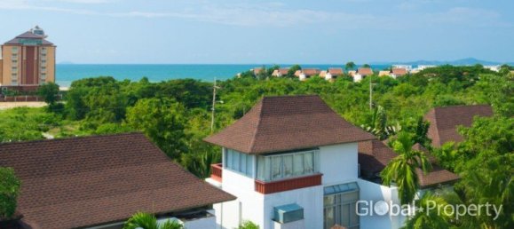 4 bedrooms House for sale in Pattaya, Chonburi, Eastern Thailand, Thailand № 170983 2