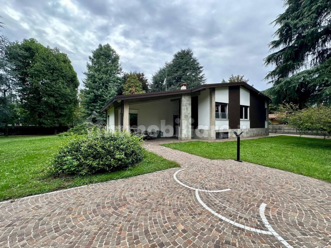 4 bedrooms Villa in Desio, Italy No. 383260