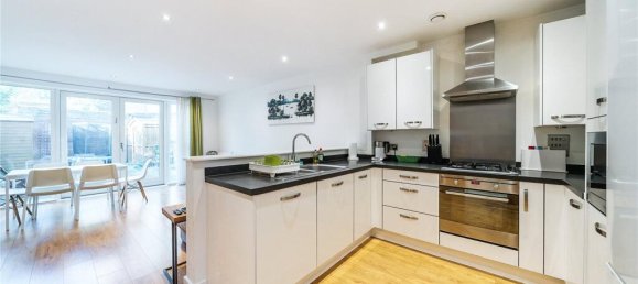 3 bedrooms House in London, United Kingdom No. 7614 3