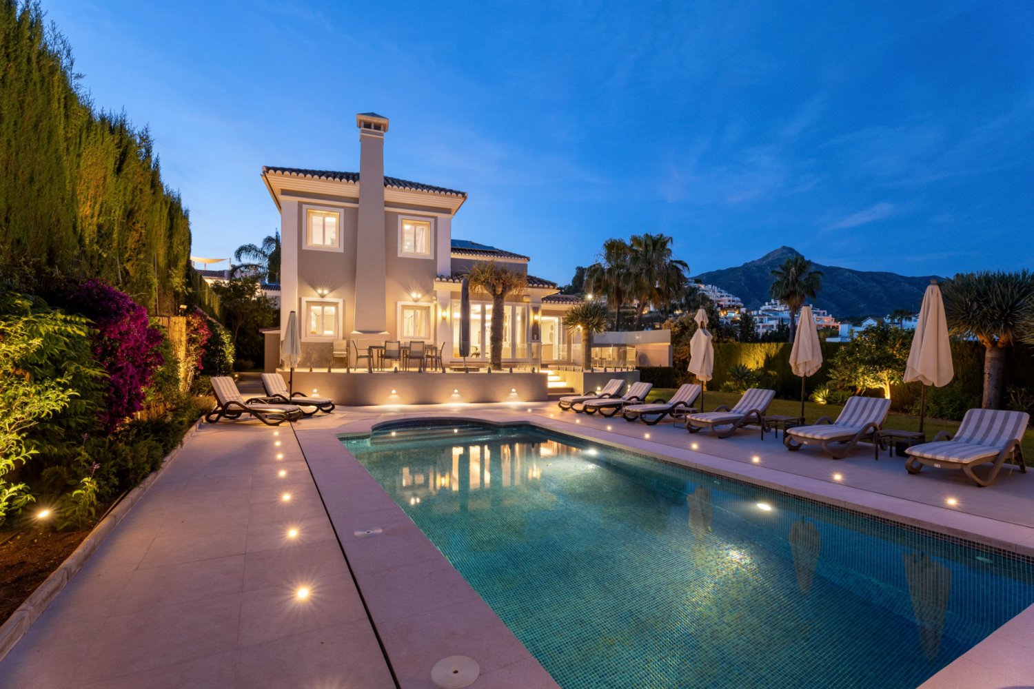 6 bedrooms Villa in Marbella, Spain No. 215457