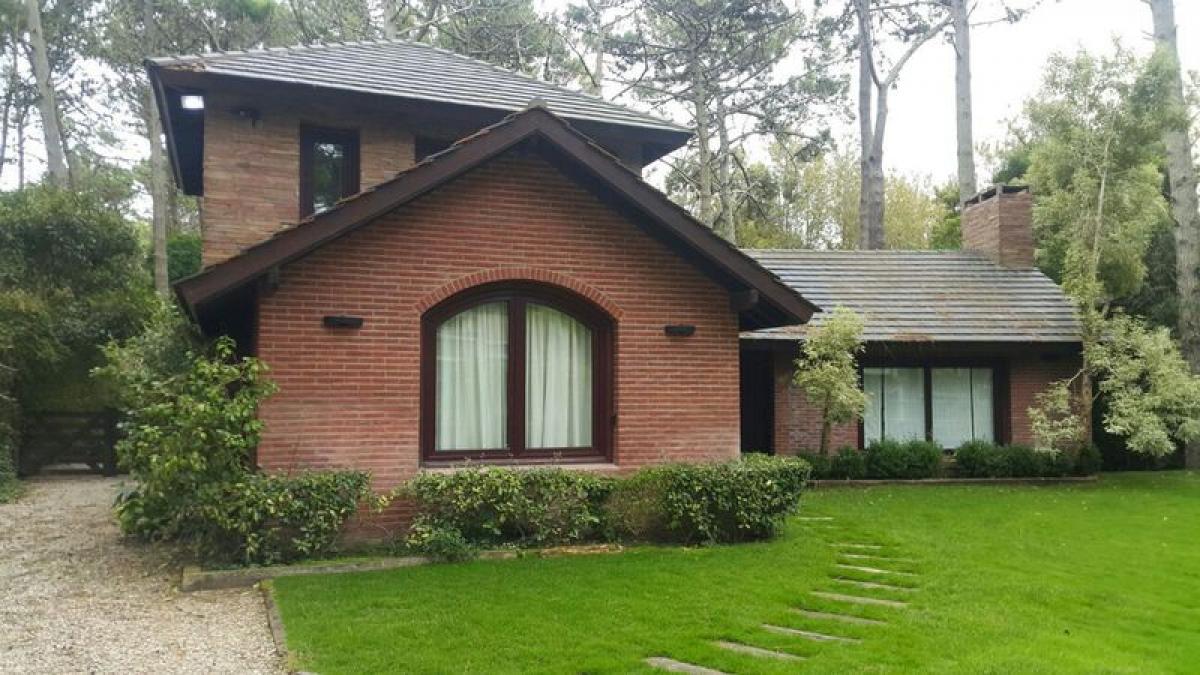 4 bedrooms House in Mar del Plata, Argentina No. 102113