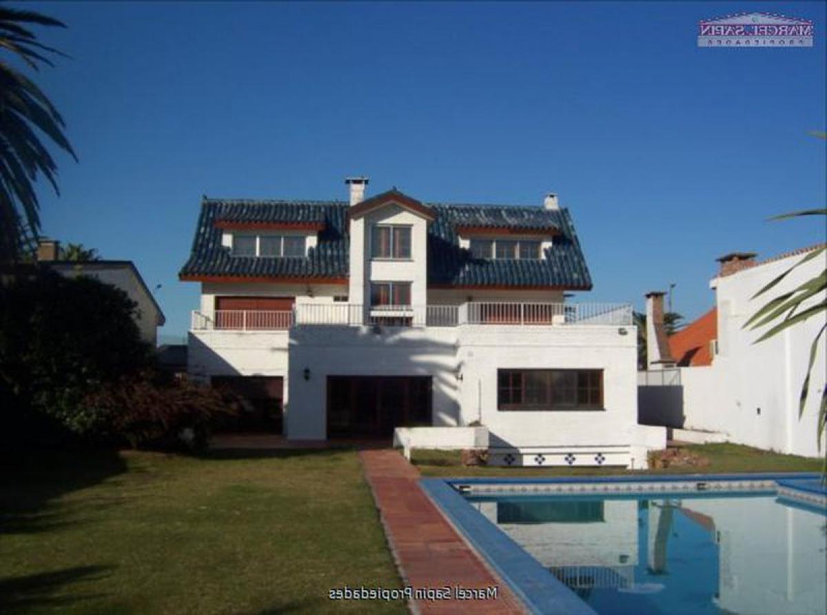6 bedrooms House in Montevideo, Uruguay No. 1434