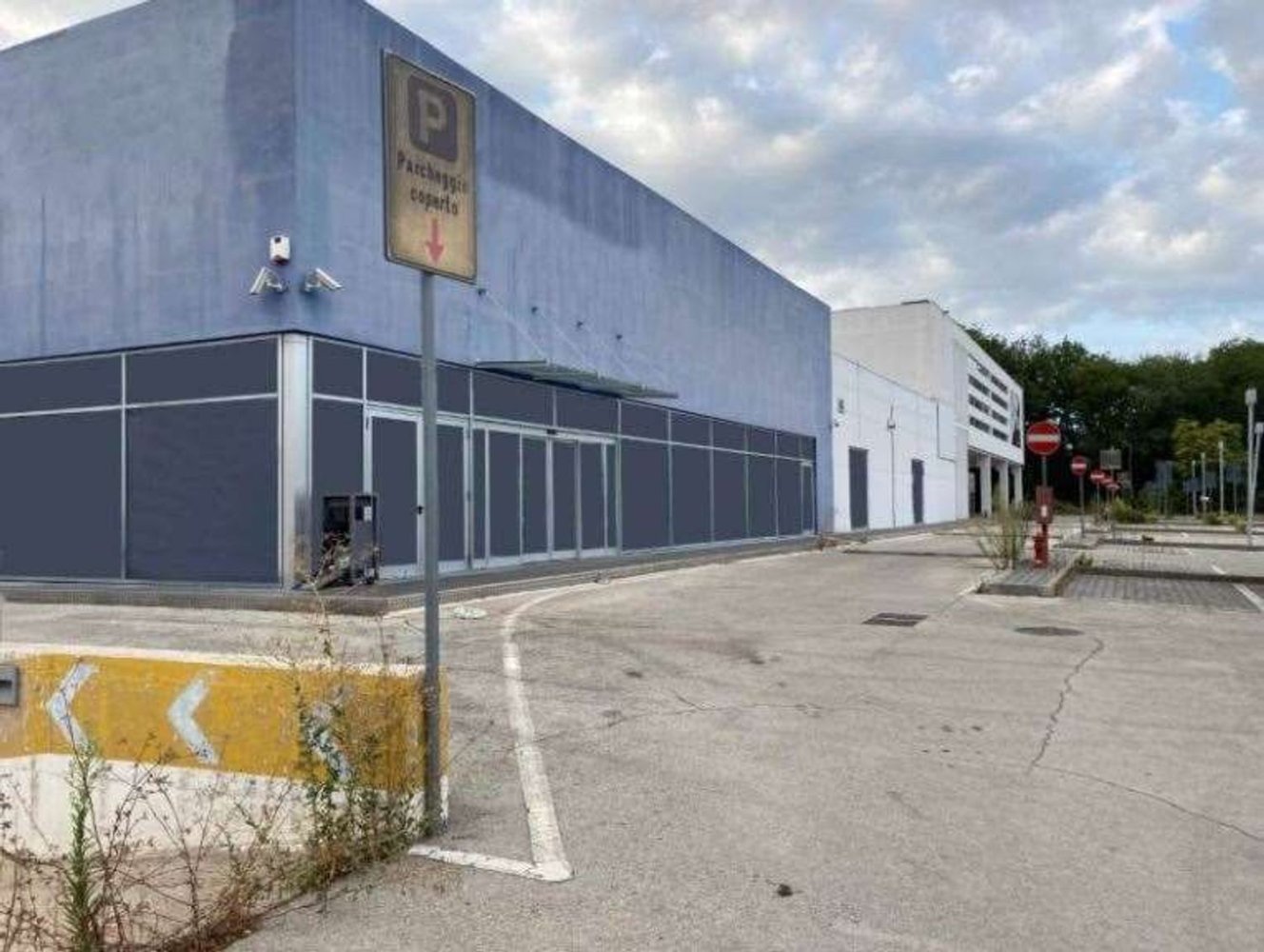 16579m² Commercial property in Spoltore, Italy No. 270651