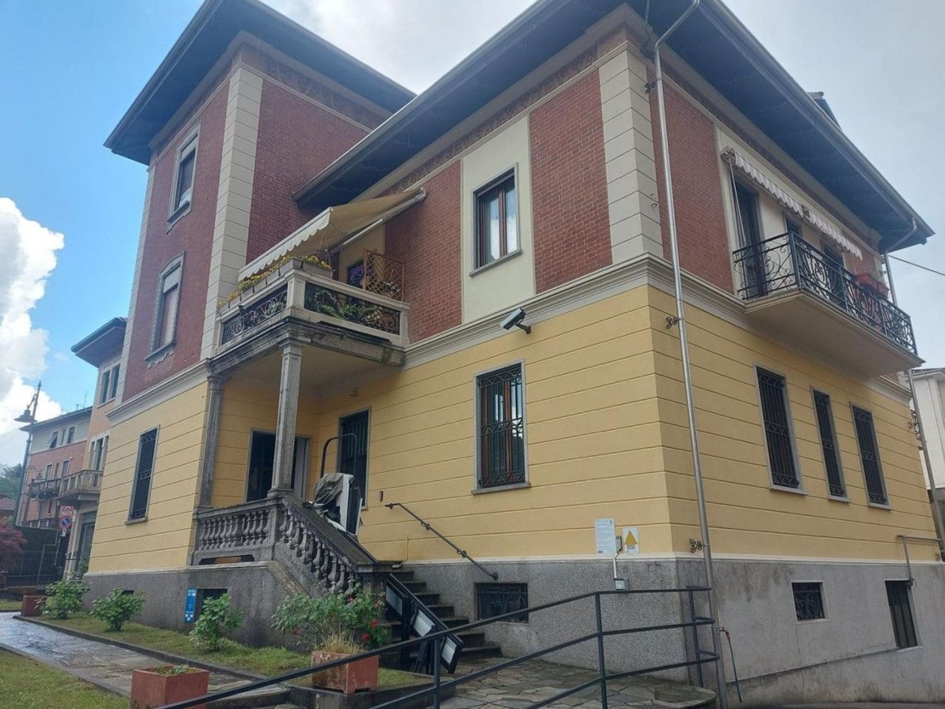 253m² Office in Grignasco, Italy No. 376356