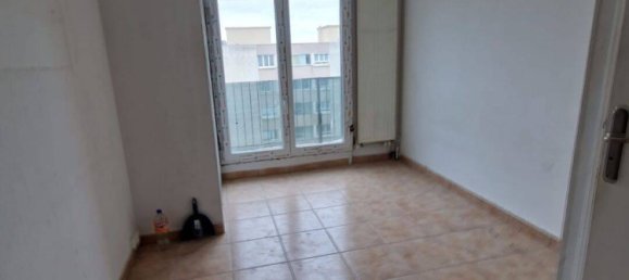 Studio à Garges-lès-Gonesse, France No. 333910 2