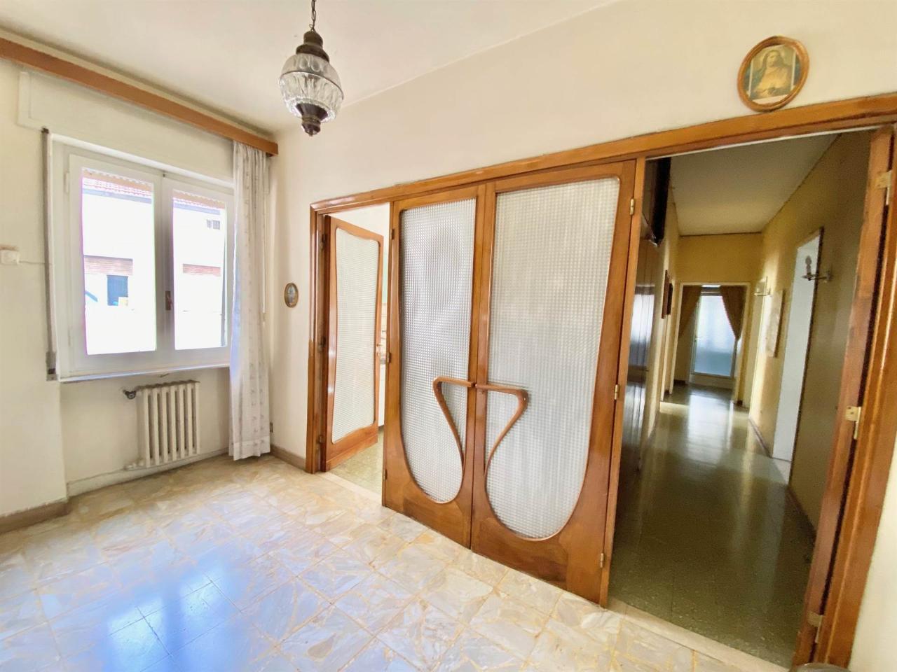 6 rooms Apartment in Pistoia, Italy No. 70440
