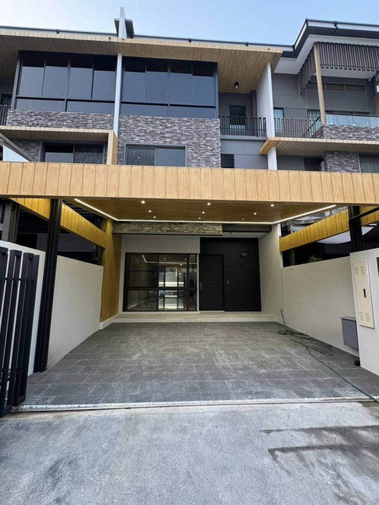 3 chambres Maison de ville à Lat Phrao, Thailand No. 70779