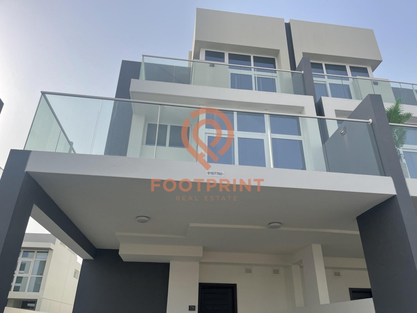 Moradia em banda T5 em Dubai, UAE N.º 24476