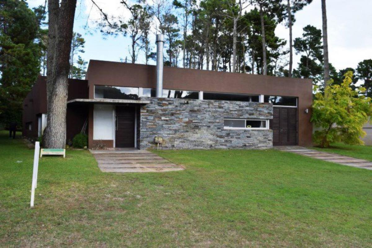 3 bedrooms House in Mar del Plata, Argentina No. 94540