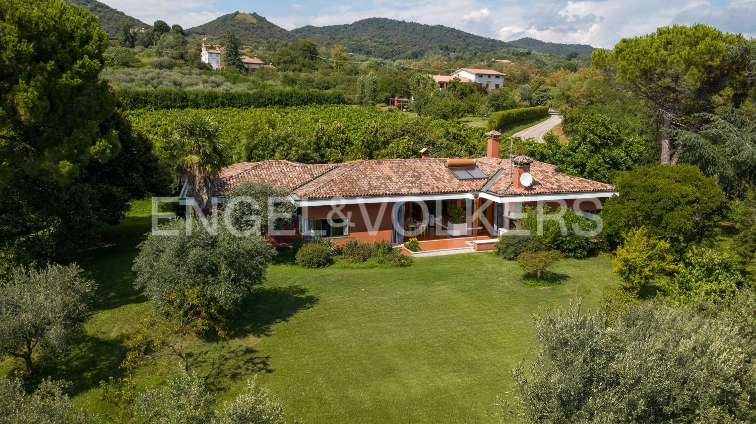 3 bedrooms Villa in Maser, Italy No. 301789