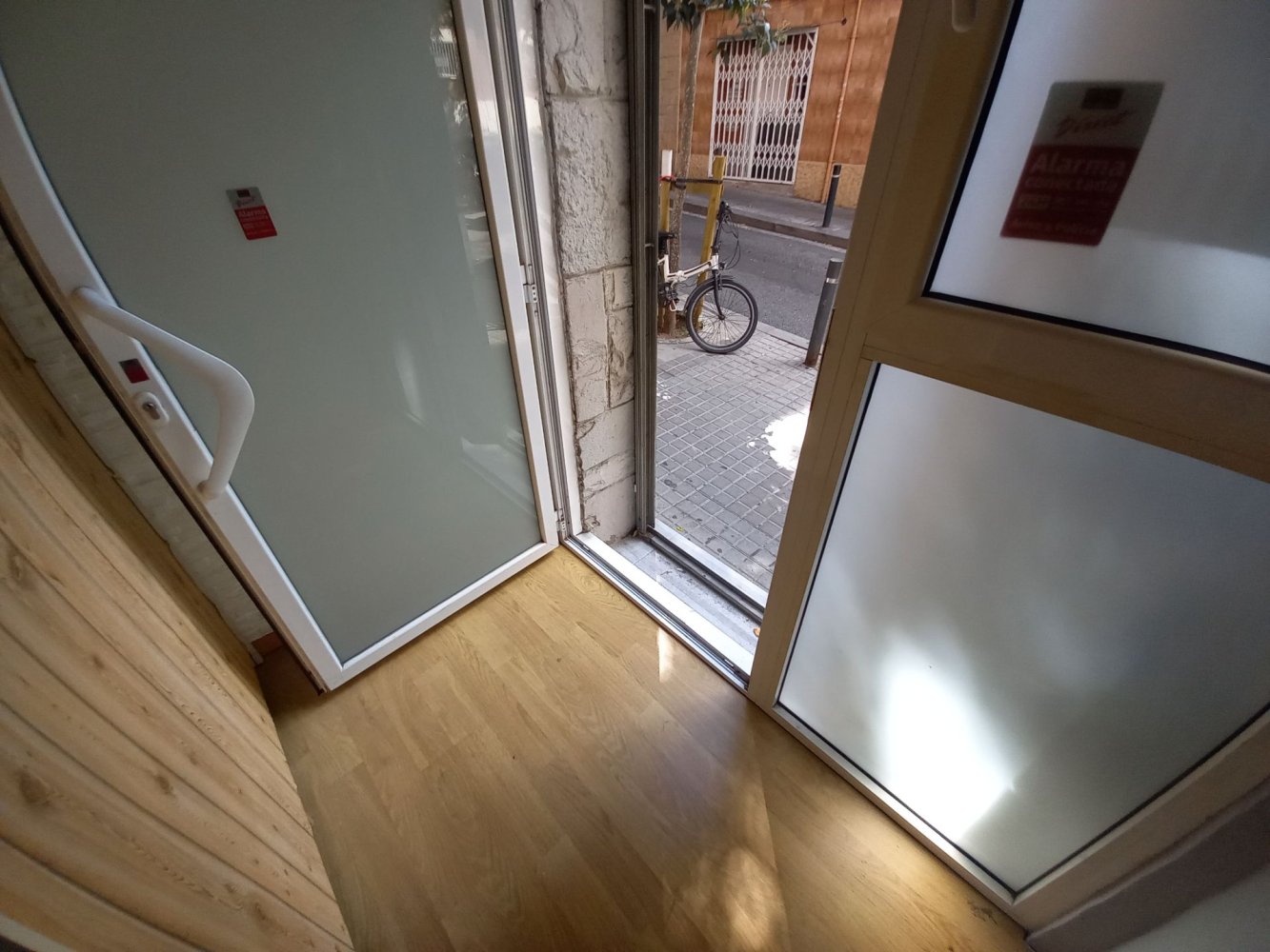 31m² Commercial property in Horta-Guinardo, Spain No. 210090