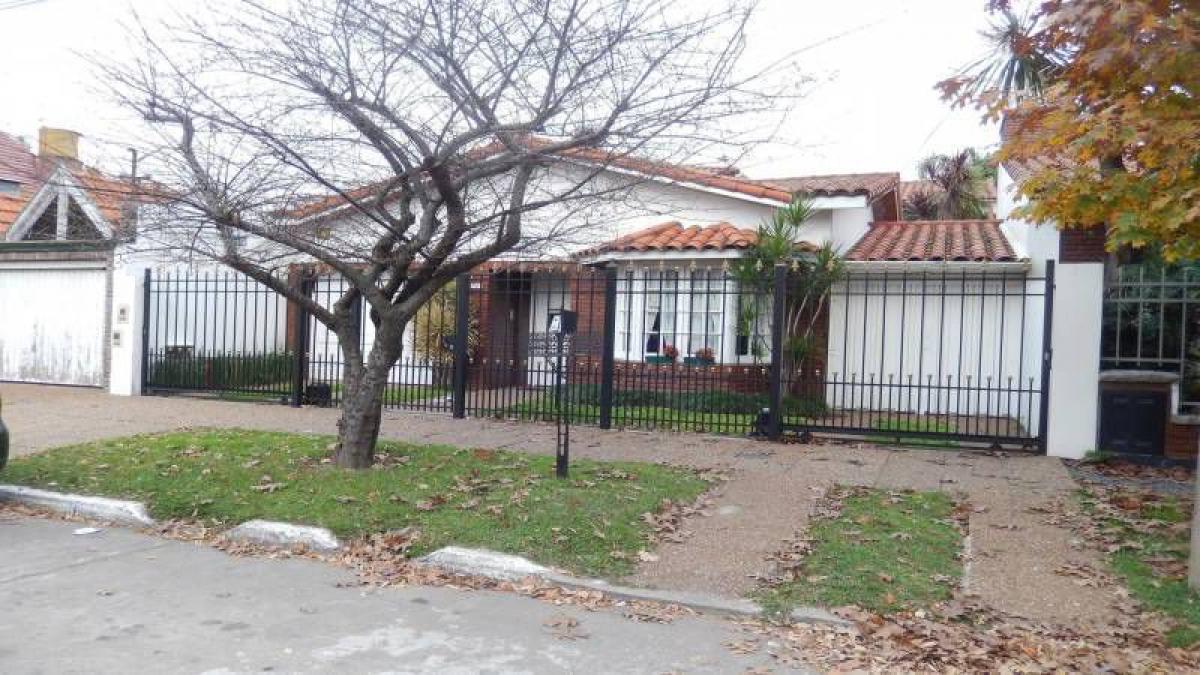 Casa de 3 dormitorios en Quilmes, Argentina No. 61048