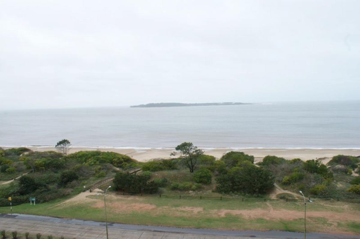 3 bedrooms Apartment in Maldonado, Uruguay No. 6640