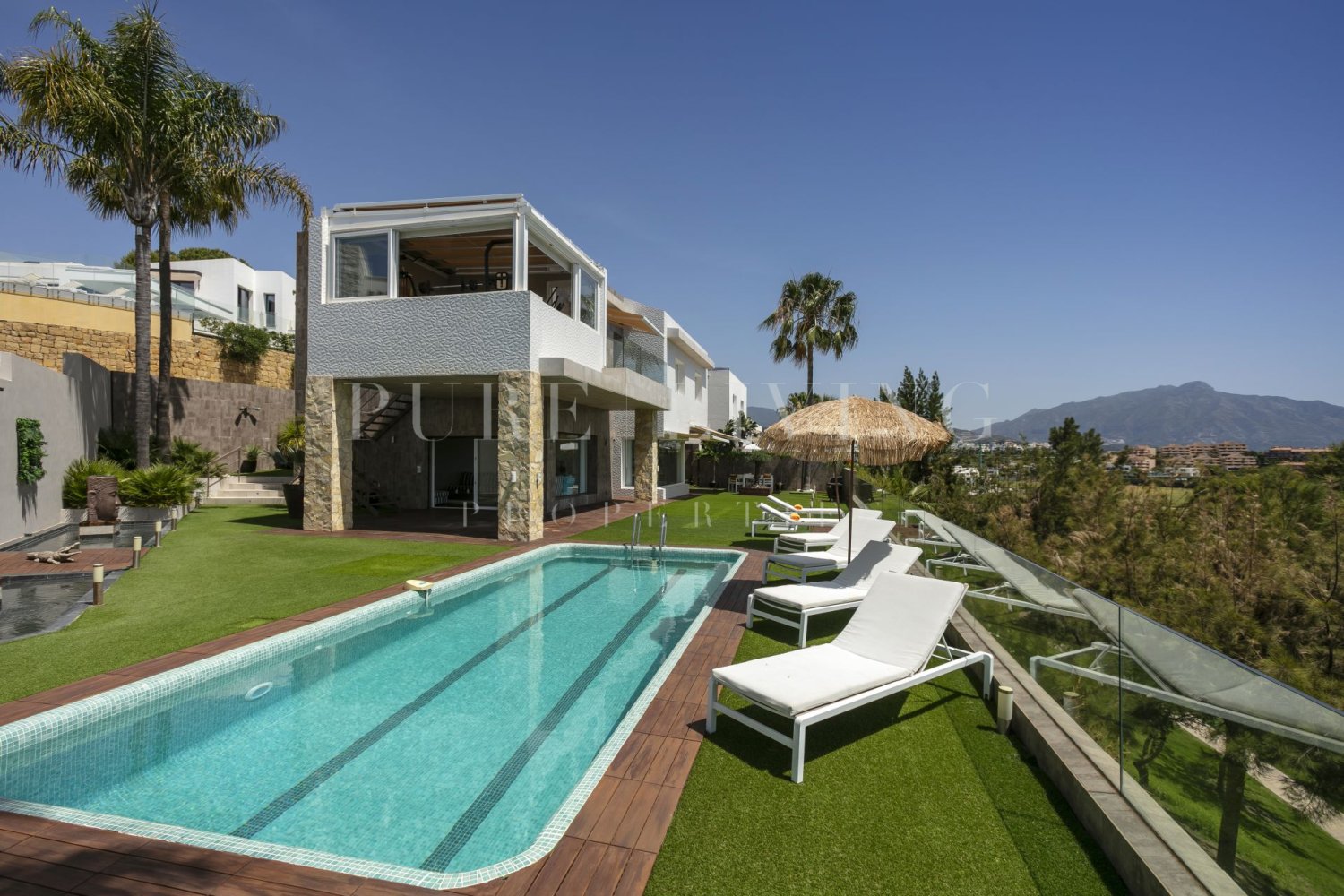 Villa de 4 dormitorios en Estepona, Spain No. 44400