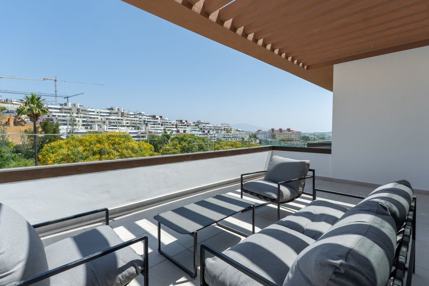 Apartamento de 3 dormitorios en Estepona, Spain No. 137966
