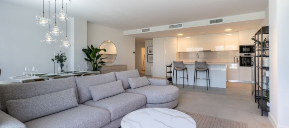 Apartamento de 3 dormitorios en Estepona, Spain No. 137966 2
