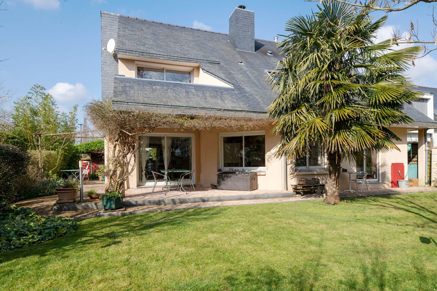 5 bedrooms House in Bruz, France No. 206629