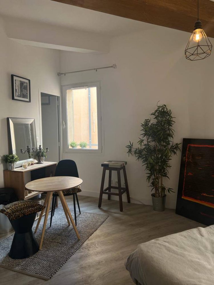 Studio in Aix-en-Provence, France No. 325794