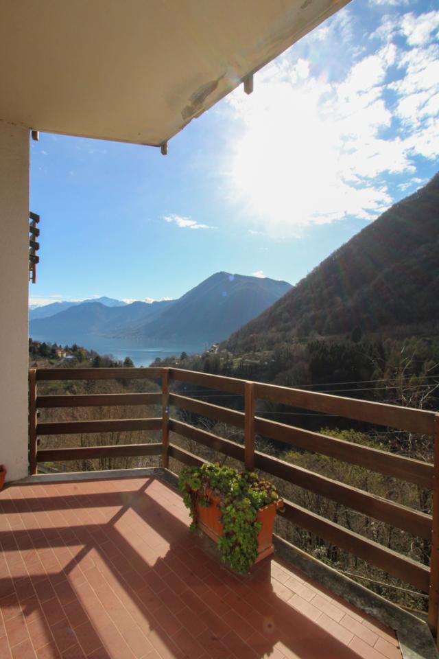 Apartamento de 6 habitaciónes en Dizzasco, Italy No. 9389