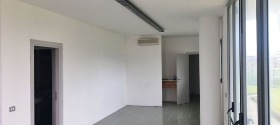 85m² Commercial property in Camaiore, Italy No. 67993 3