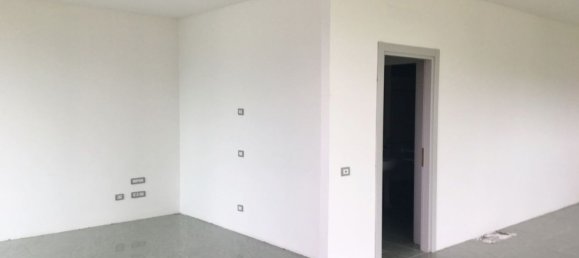 85m² Commercial property in Camaiore, Italy No. 67993 2