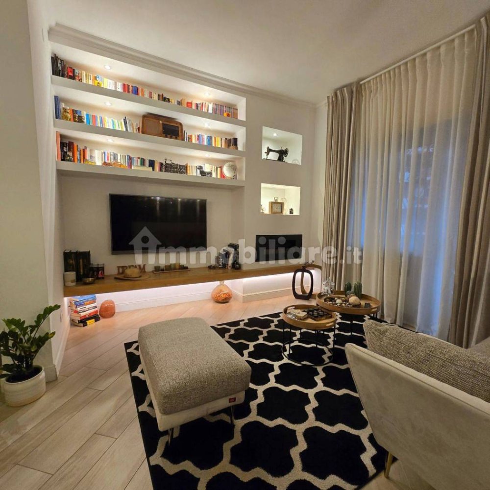 Квартира с 3 спальнями в Рим, Италия № 322522