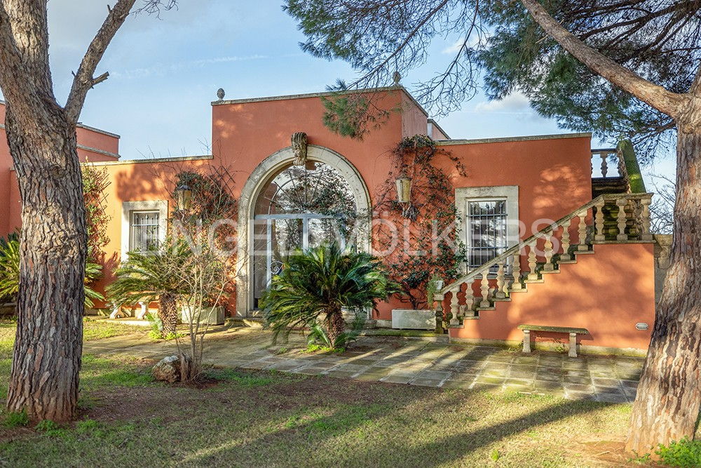 5 bedrooms Villa in Lecce, Italy No. 126679