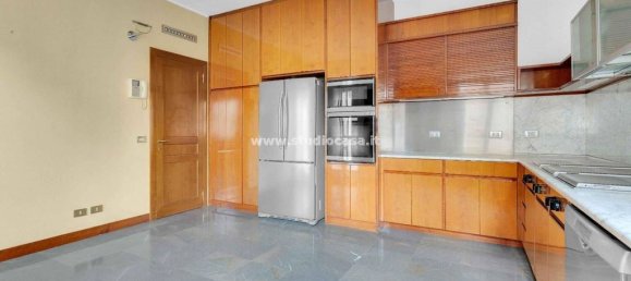 4 bedrooms Apartment in Milan, Italy No. 374192 11