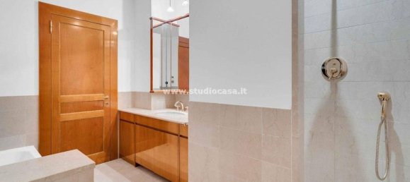 4 bedrooms Apartment in Milan, Italy No. 374192 23