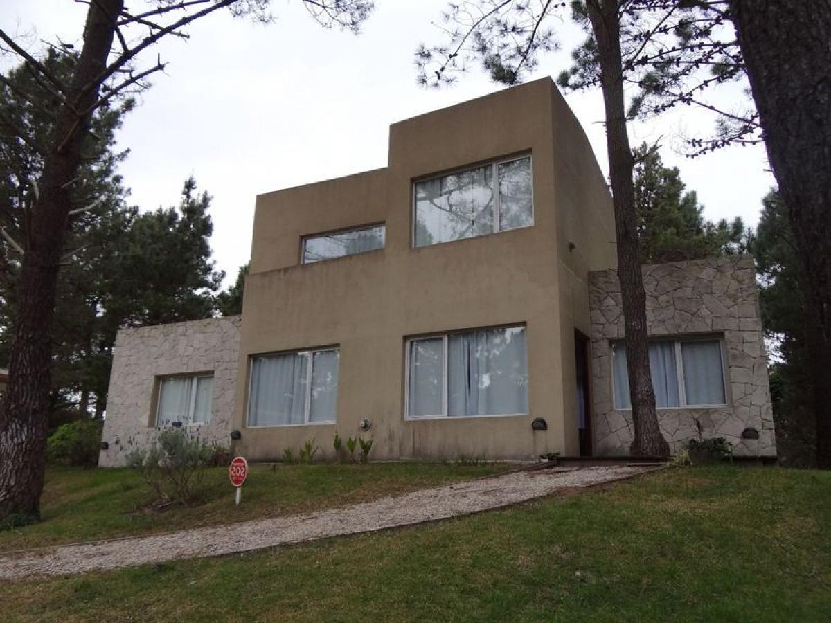 Casa de 3 dormitorios en Mar del Plata, Argentina No. 96593