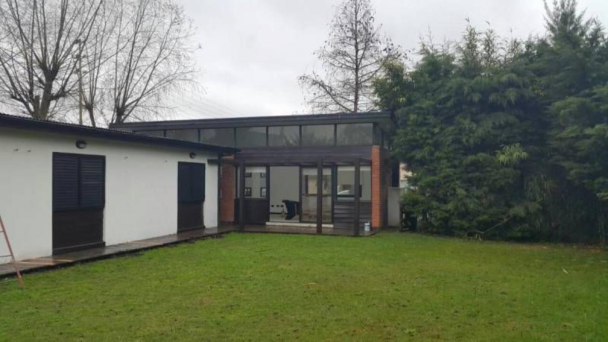 3 bedrooms House in Berazategui, Argentina No. 69517