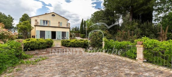 3 bedrooms House in Potenza Picena, Italy No. 166458 5