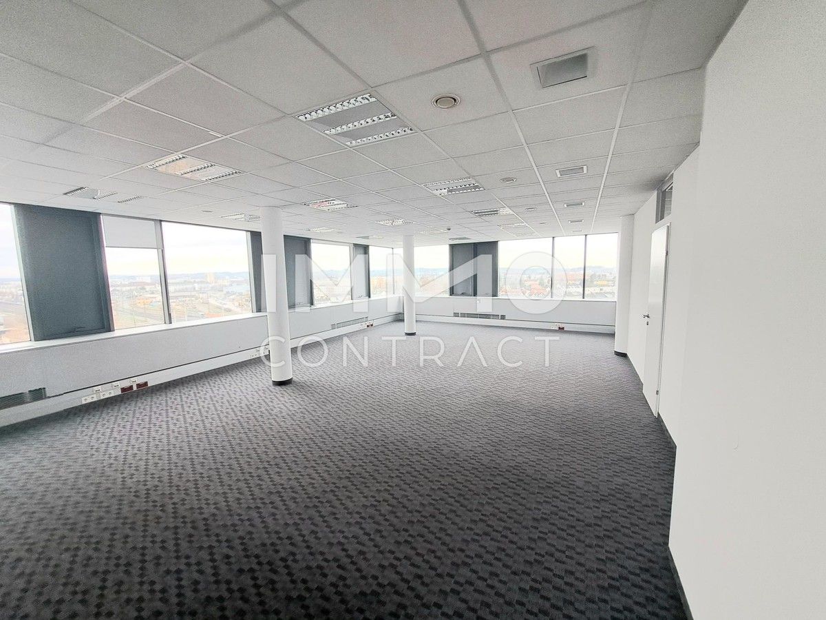 Bureau à Wels, Austria 337m² No. 133596