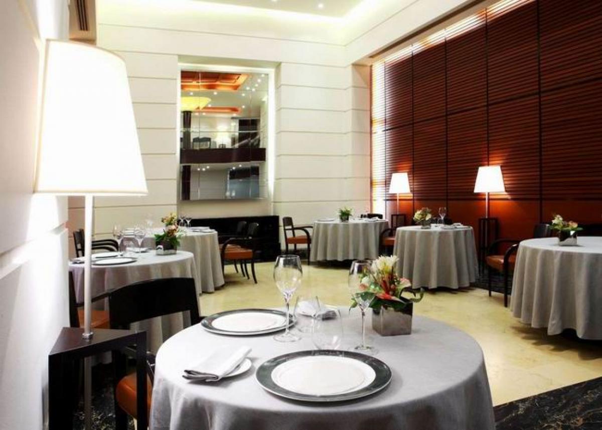 300m² Cafe / restaurant in Milan, Italy No. 562