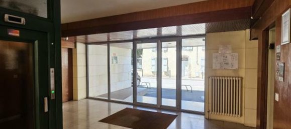 Estudio en Laval, France No. 278198 5