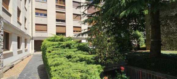 Estudio en Laval, France No. 278198 2