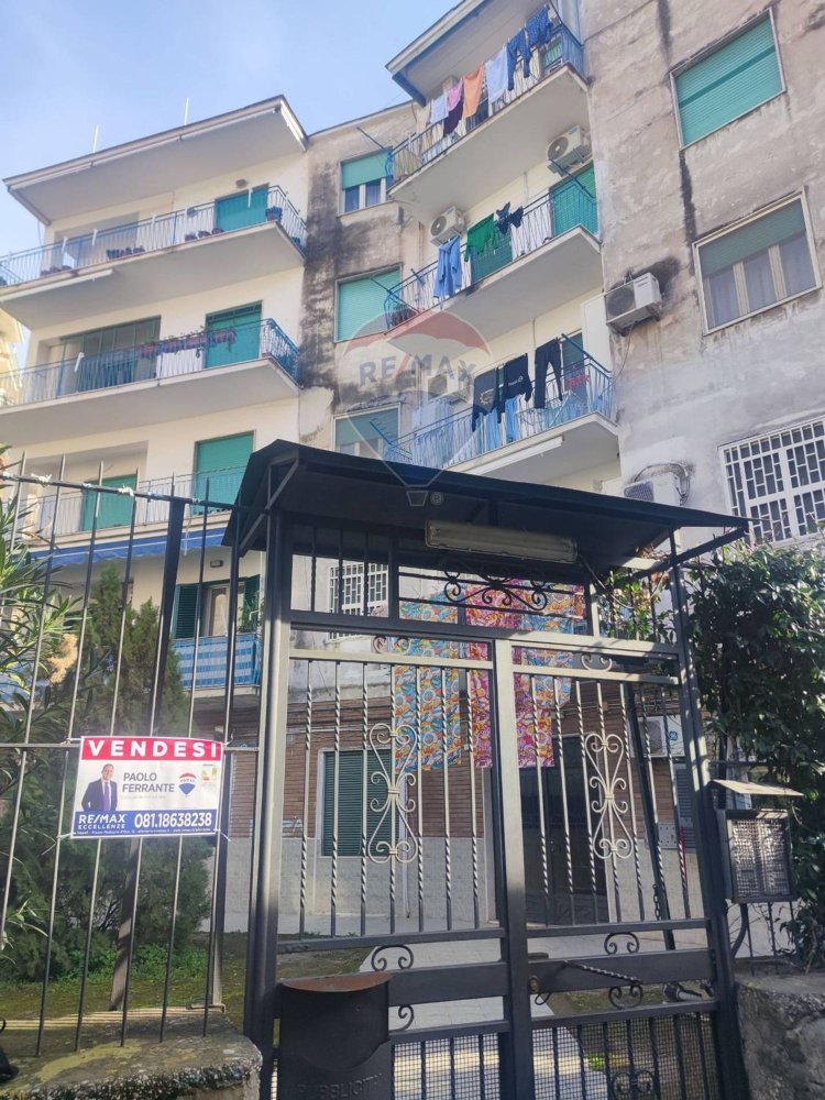 130m² Commercial property in Naples, Italy No. 266127