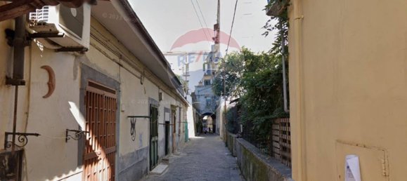130m² Commercial property in Naples, Italy No. 266127 18