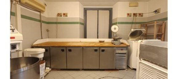 Коммерческая недвижимость с 3 комнатами в Лурано, Италия № 289505 4