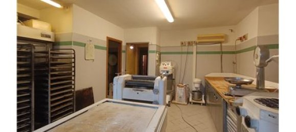 Коммерческая недвижимость с 3 комнатами в Лурано, Италия № 289505 5