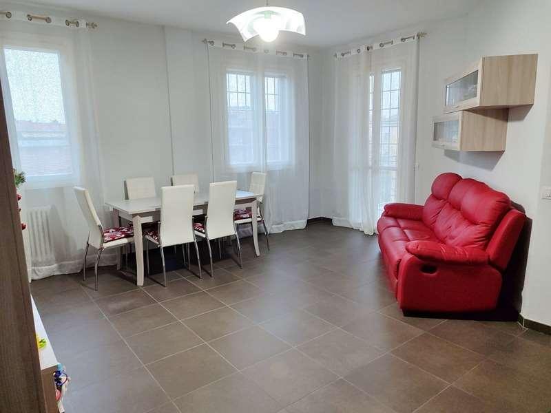 6 rooms Apartment in Modena, Italy No. 13120