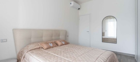 Apartamento de 3 dormitorios en Corsico, Italy No. 360551 12