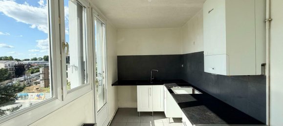 3 bedrooms Apartment in Le Plessis-Trevise, France No. 129688 3