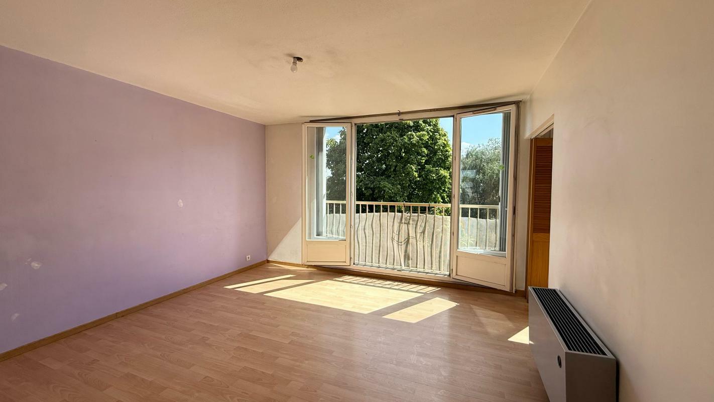 3 bedrooms Apartment in Le Plessis-Trevise, France No. 129688