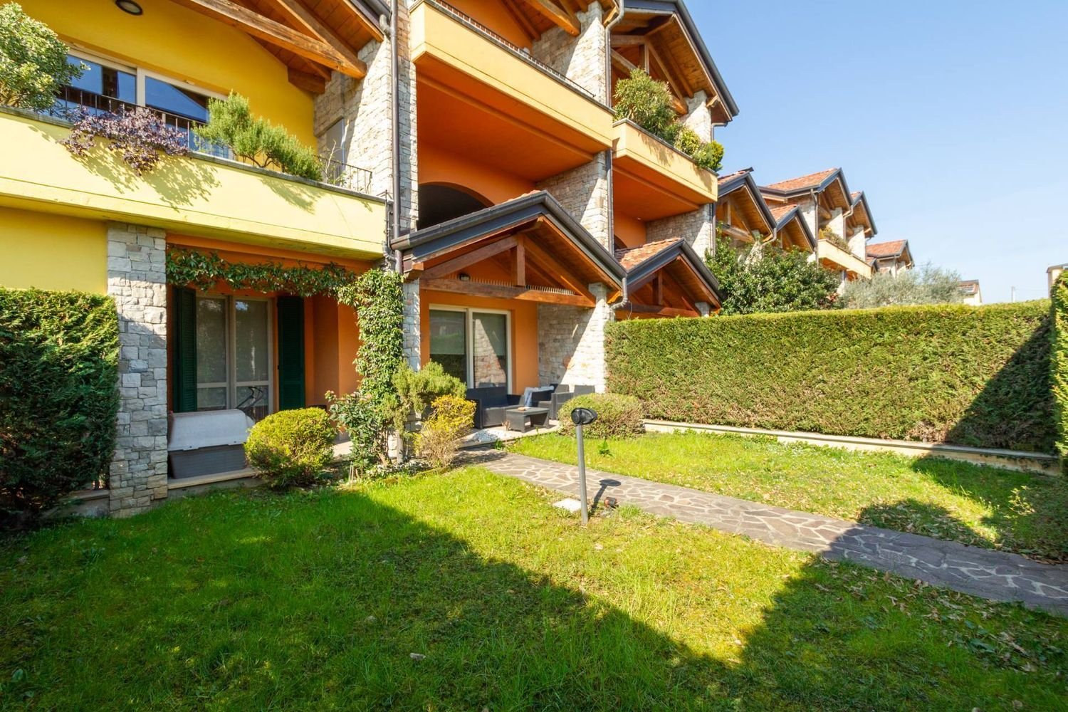 Apartamento de 4 habitaciónes en Lomagna, Italy No. 213209