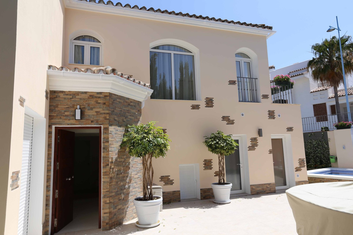 4 bedrooms Villa in Marbella, Spain No. 28181