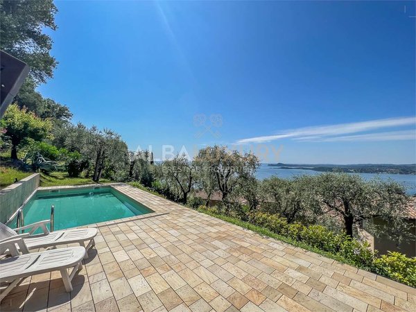 6 rooms Villa in Gardone Riviera, Italy No. 8016